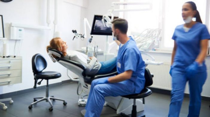 Zobozdravnik v ordinaciji s pacientom