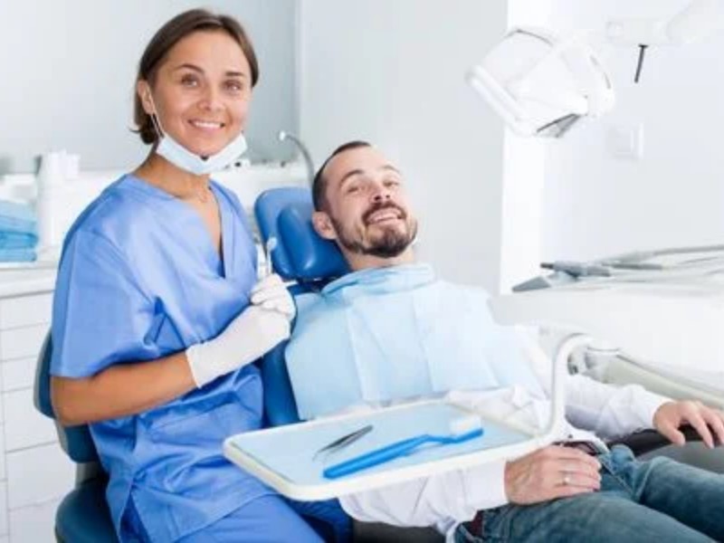 Zobozdravnik skrbi za pacientove zobe in ustno zdravje.
