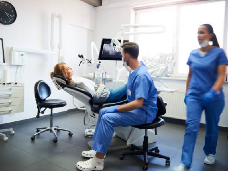 Zobozdravnik v ordinaciji s pacientom